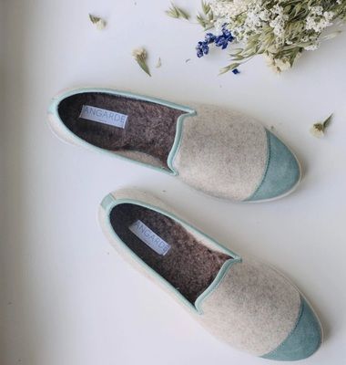 Two-coloured slippers