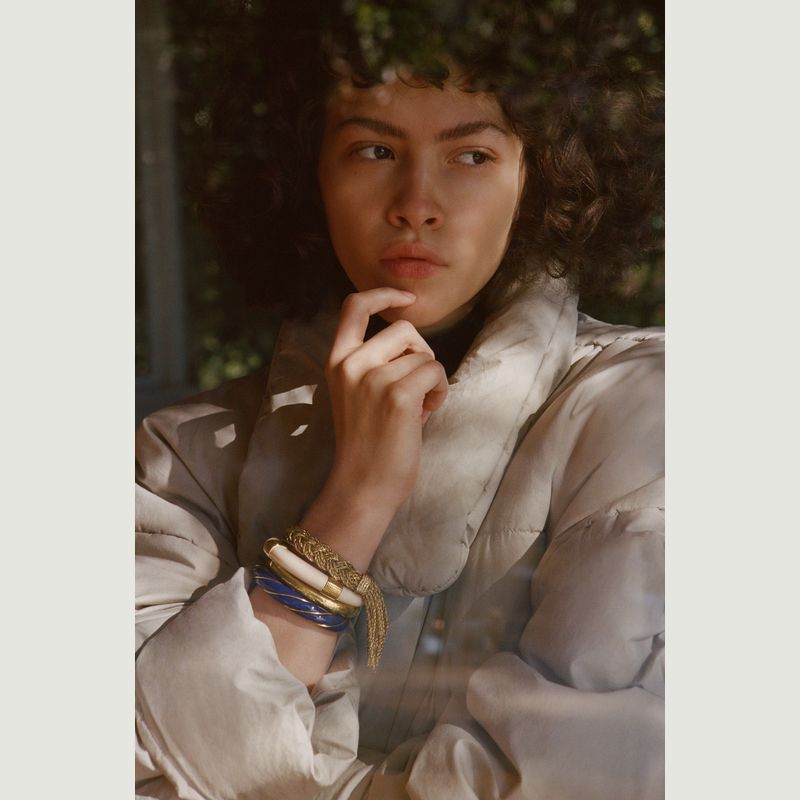 Diana-Armband aus Harz und vergoldetem Armreif, gedreht - Aurélie Bidermann