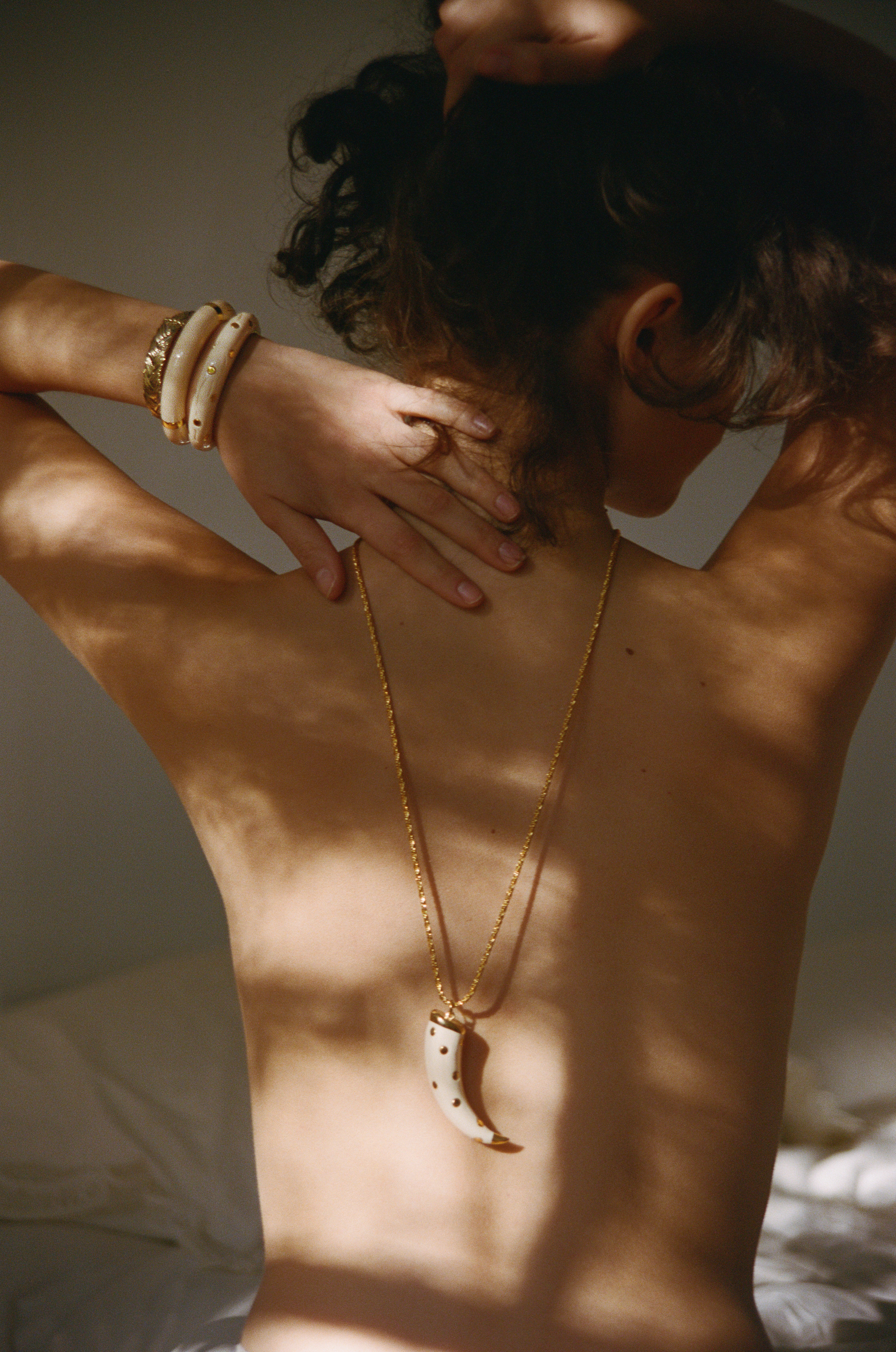 Bracelet jonc en bakélite et plaqué or Caftan Moon - Aurélie Bidermann