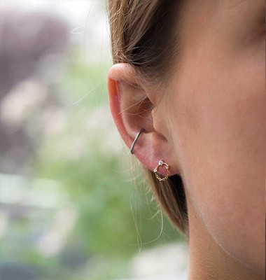 Boucle d'oreille puce avec diamants Moonstone
