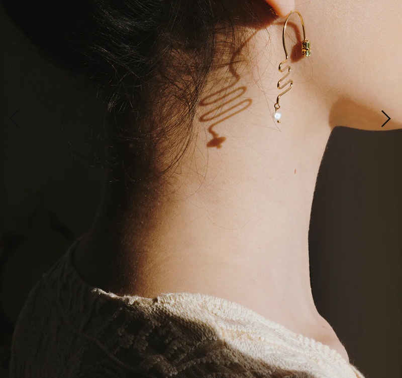 Boucles d'oreilles puces Ettore totem en laiton doré à l'or fin 24 carats - Judith Benita