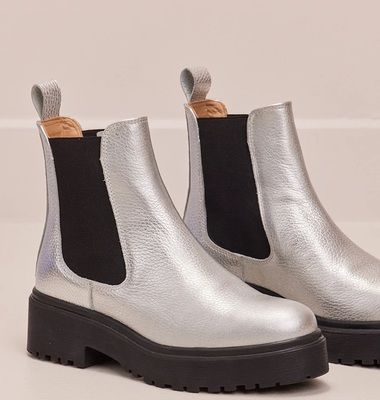 Chelsea boots in grained leather with Flora platform