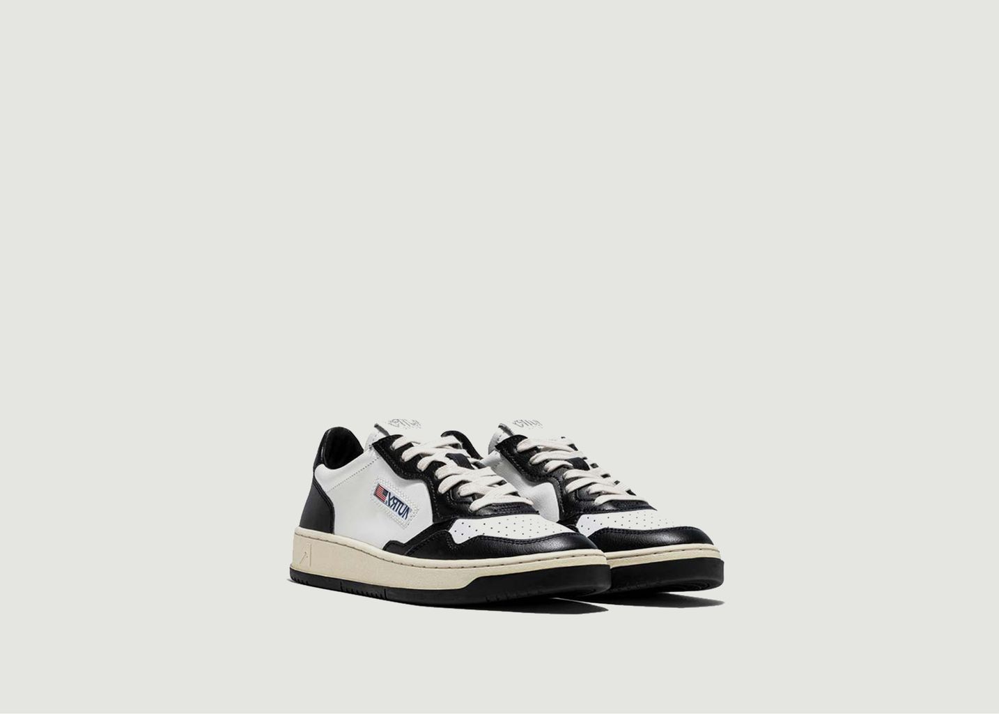 Medalist Low sneakers in white and black leather - AUTRY