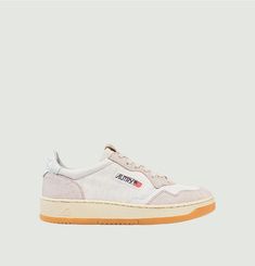 Medalist low-top sneaker