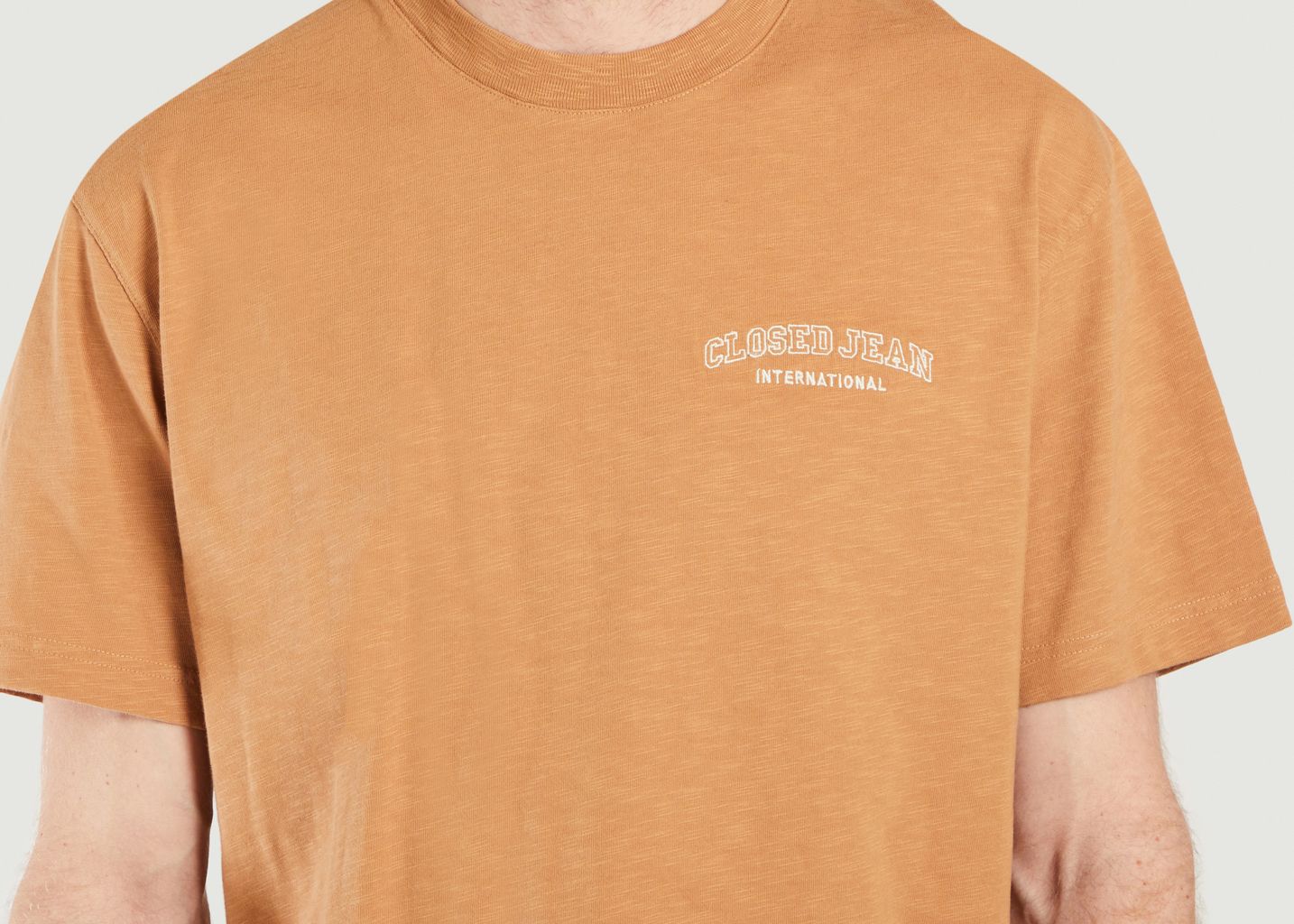 College T-Shirt in organic cotton - Closed