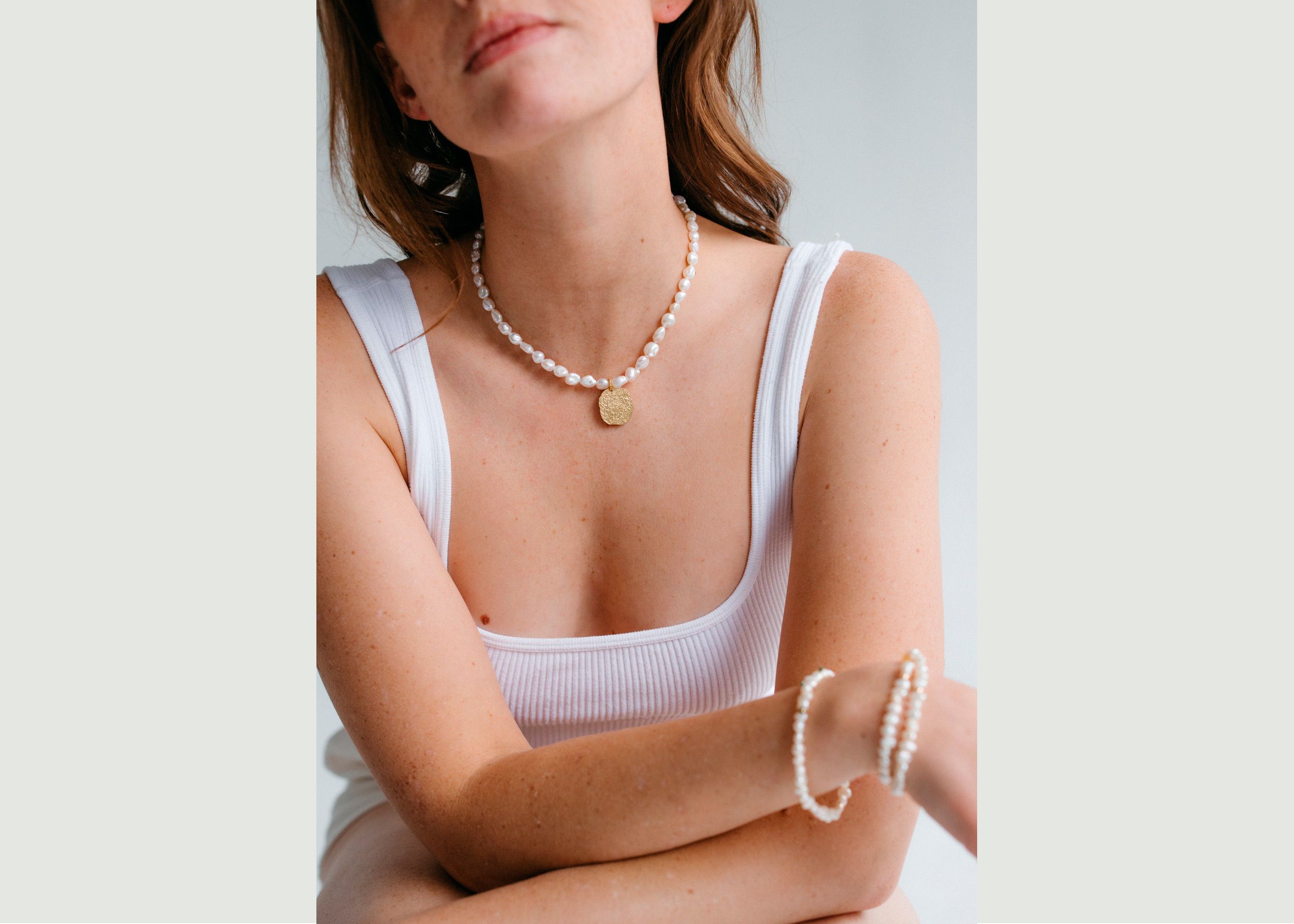 Collier de perles avec médaille Rosa - Gisel B.