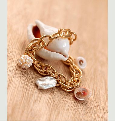 Bracelet with shell charms and Ali Grigri beads