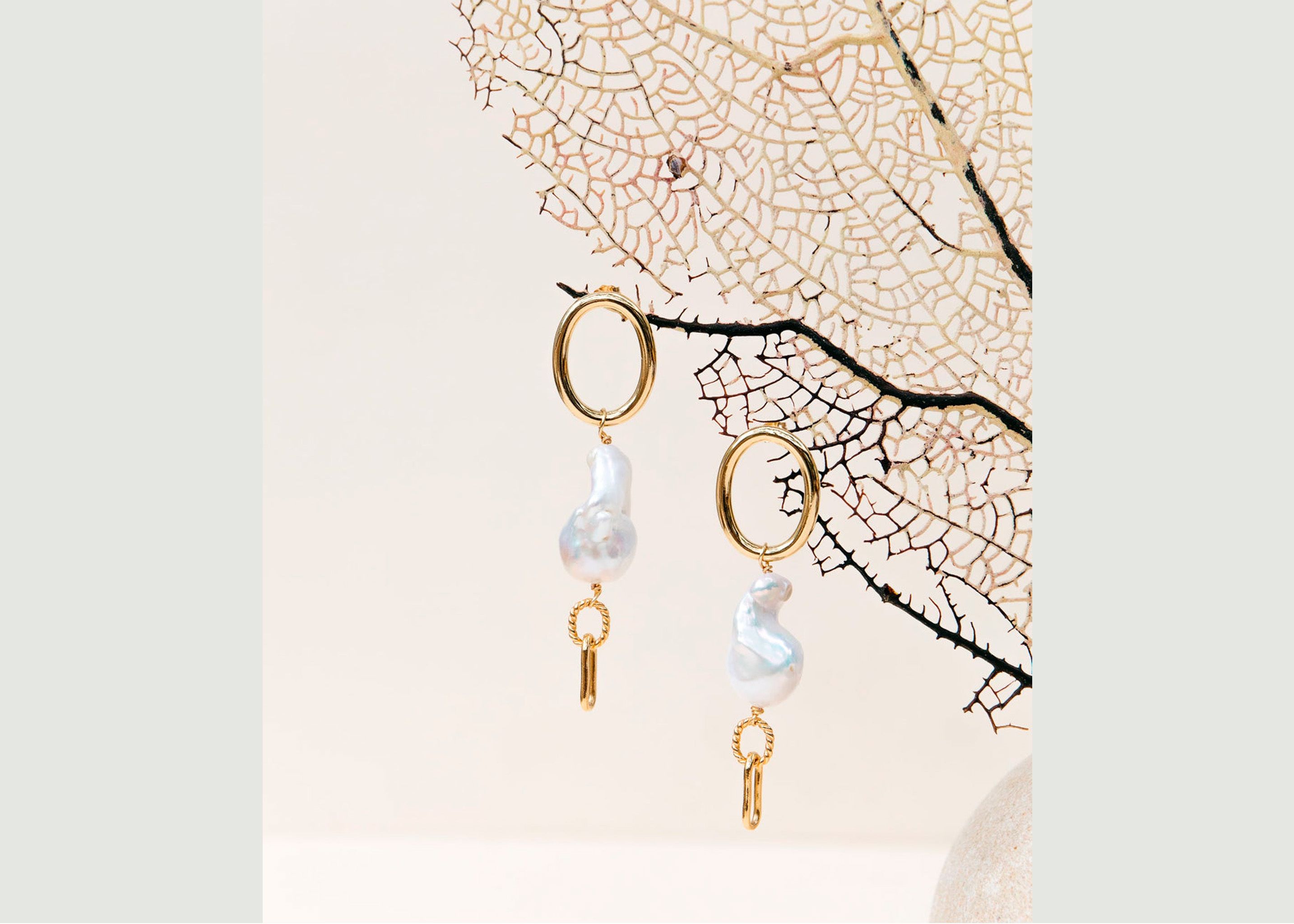 Boucles d'oreilles pendantes avec perle baroque Margaret - Gisel B.
