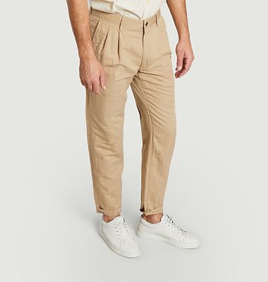 Slim-fit pants with darts