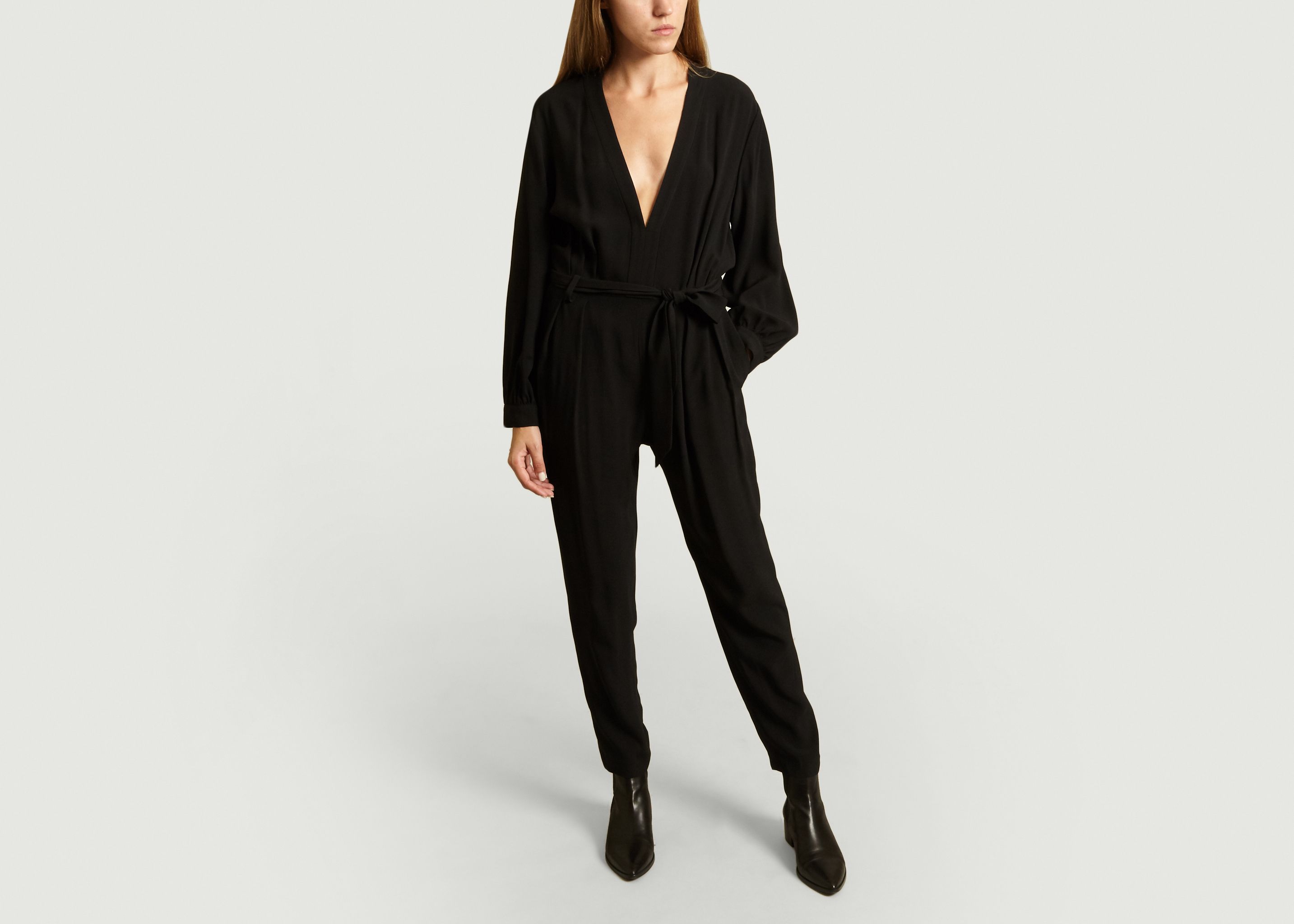 black jumpsuit no sleeves