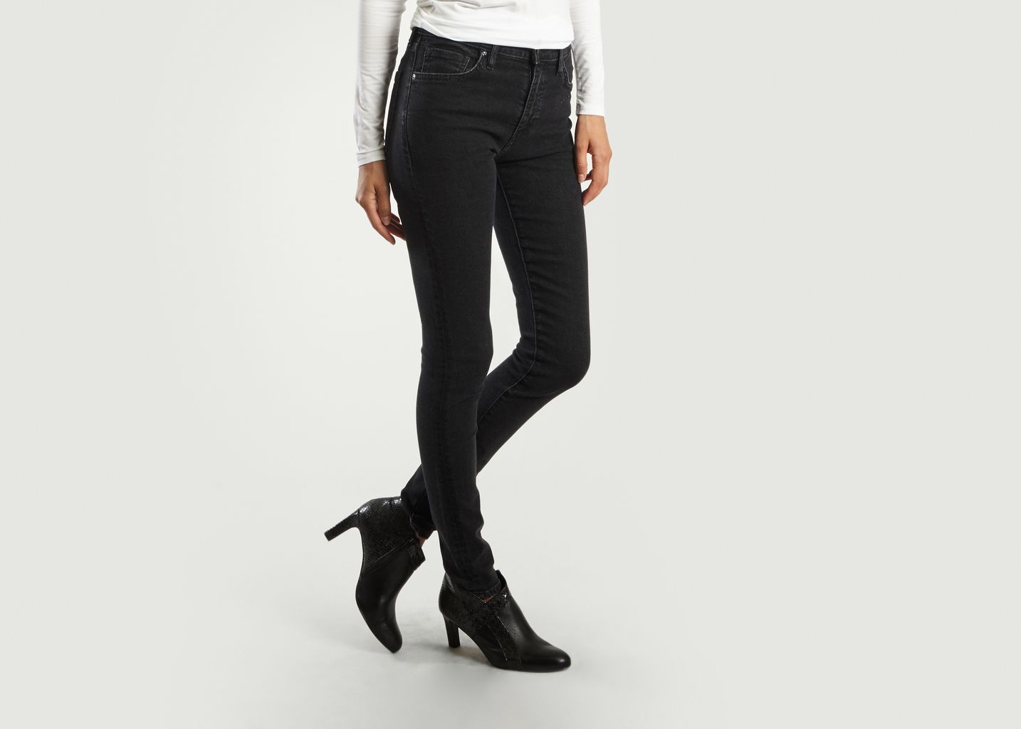 levis high waisted black skinny jeans