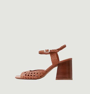 Capri sandals in woven leather