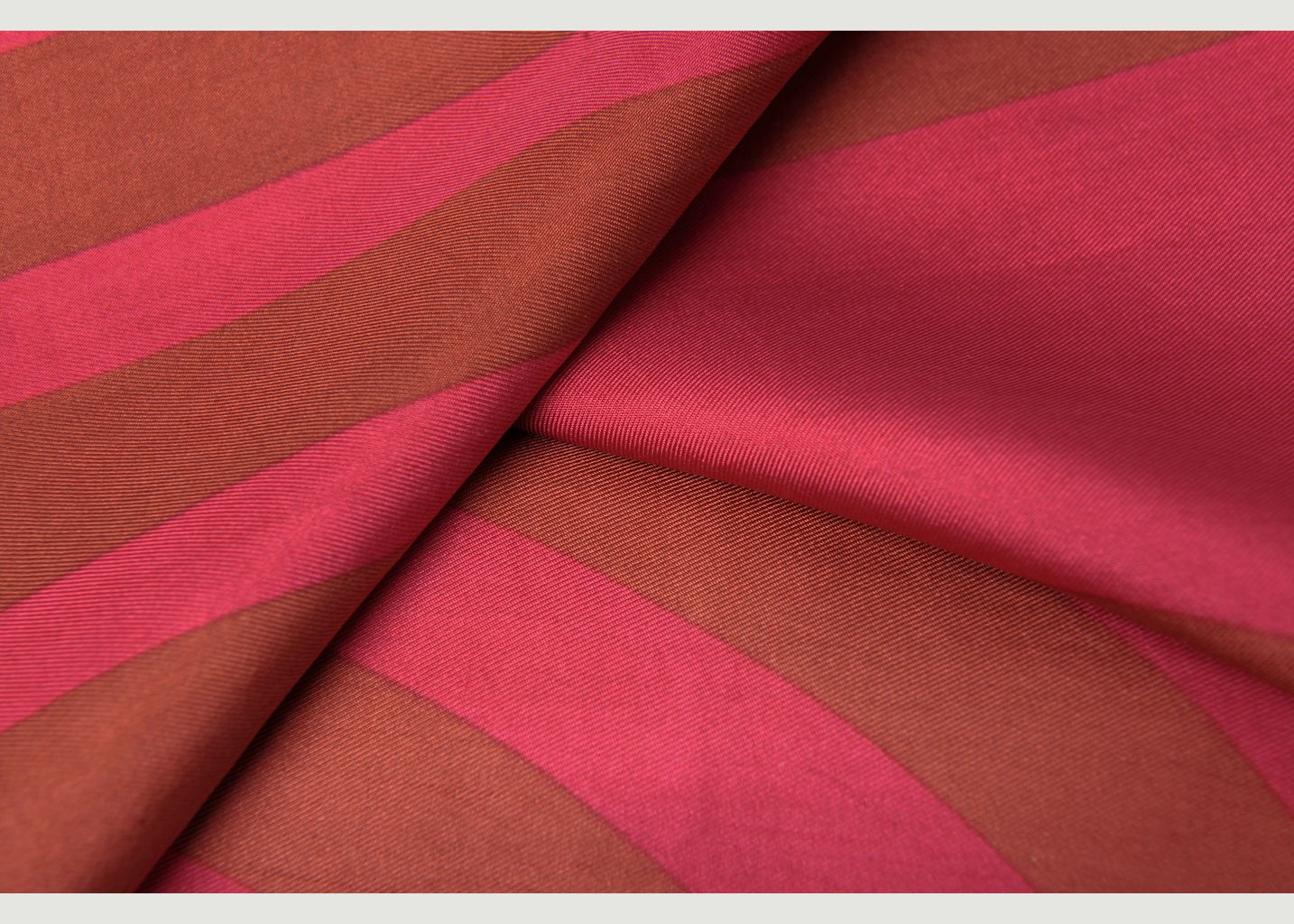 Foulard carré en soie motif géométrique N°439 - Moismont