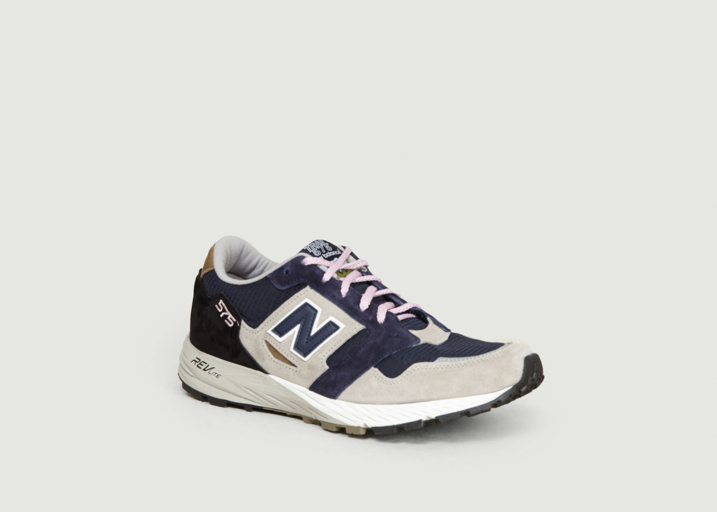 panelled sports shoes