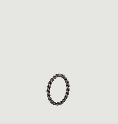Dunkler, gedrehter Ring