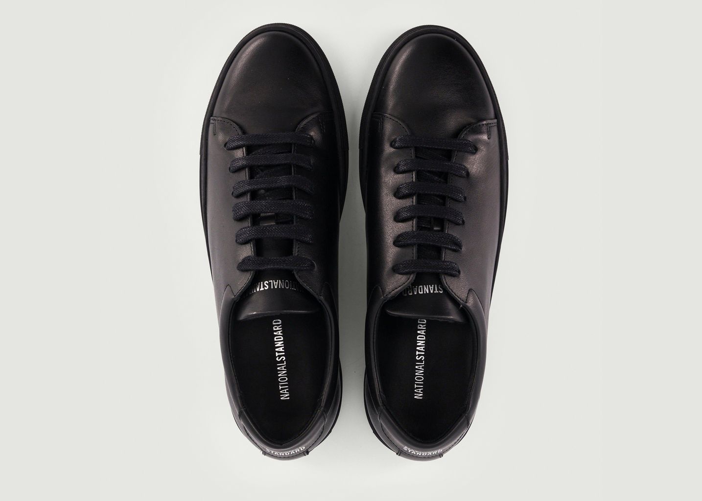 Ausgabe 3 Monochrome Sneakers - National Standard