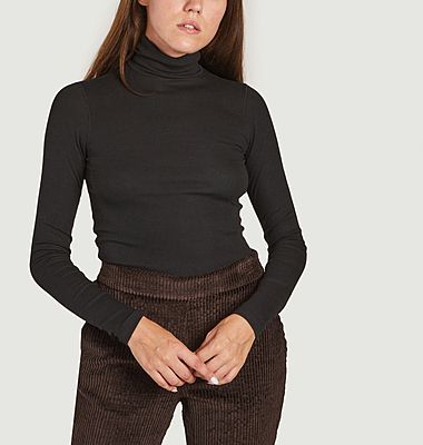 Thin turtleneck sweater 