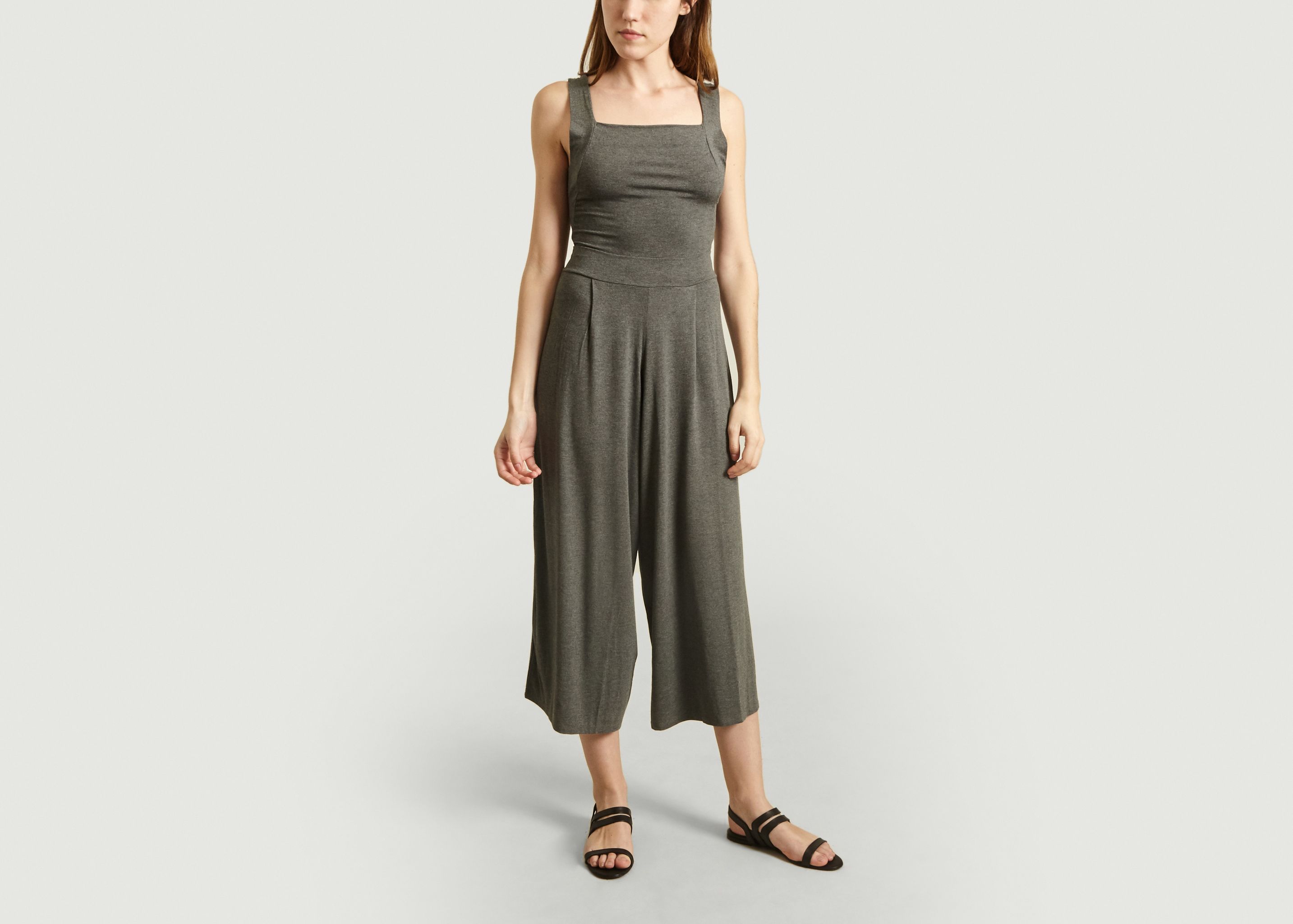 loose sleeveless jumpsuit