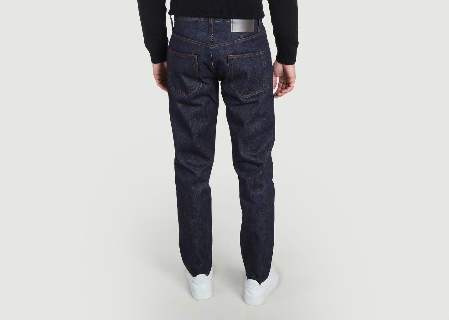https://media.lexception.com/img/products/the-unbranded-brand/135883-the-unbranded-brand-jeanub621relaxedtapered21ozindigoselvedge-03.jpg